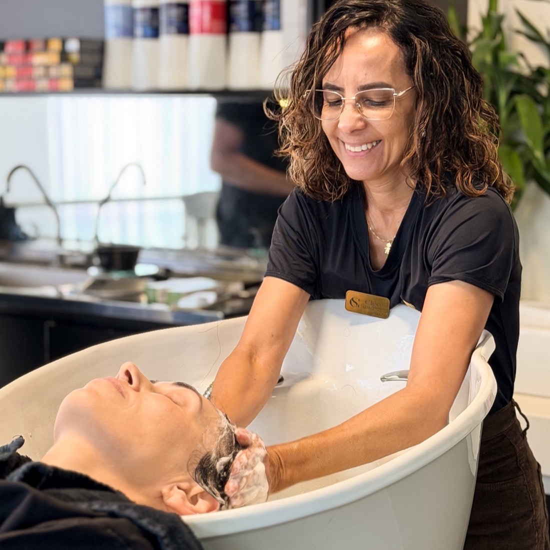 Lavagem de cabelo no Salão Casa S
