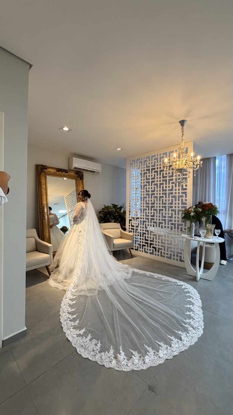 Noiva em ambiente do Salão Casa S com lustre de cristal ao fundo