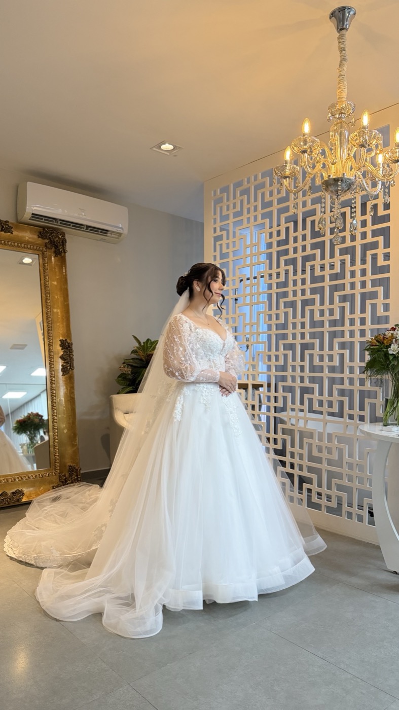 Detalhe do vestido de noiva com renda bordada, Salão Casa S